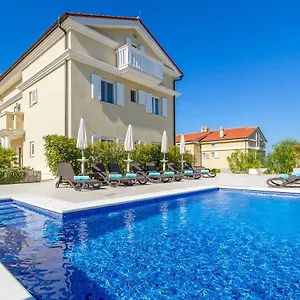 https://luxury-apartments-villa-mande.primorje-gorskikotar.com
